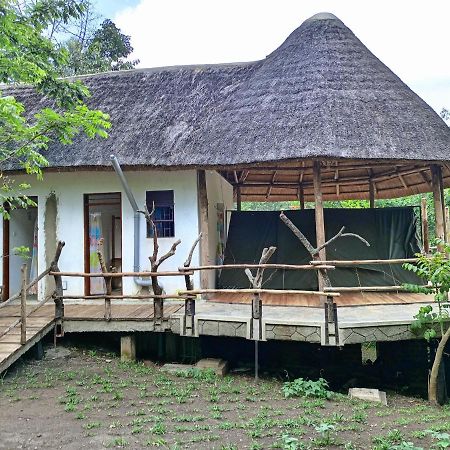Chimpanzee Capital Safari Lodge Bigodi Exterior photo
