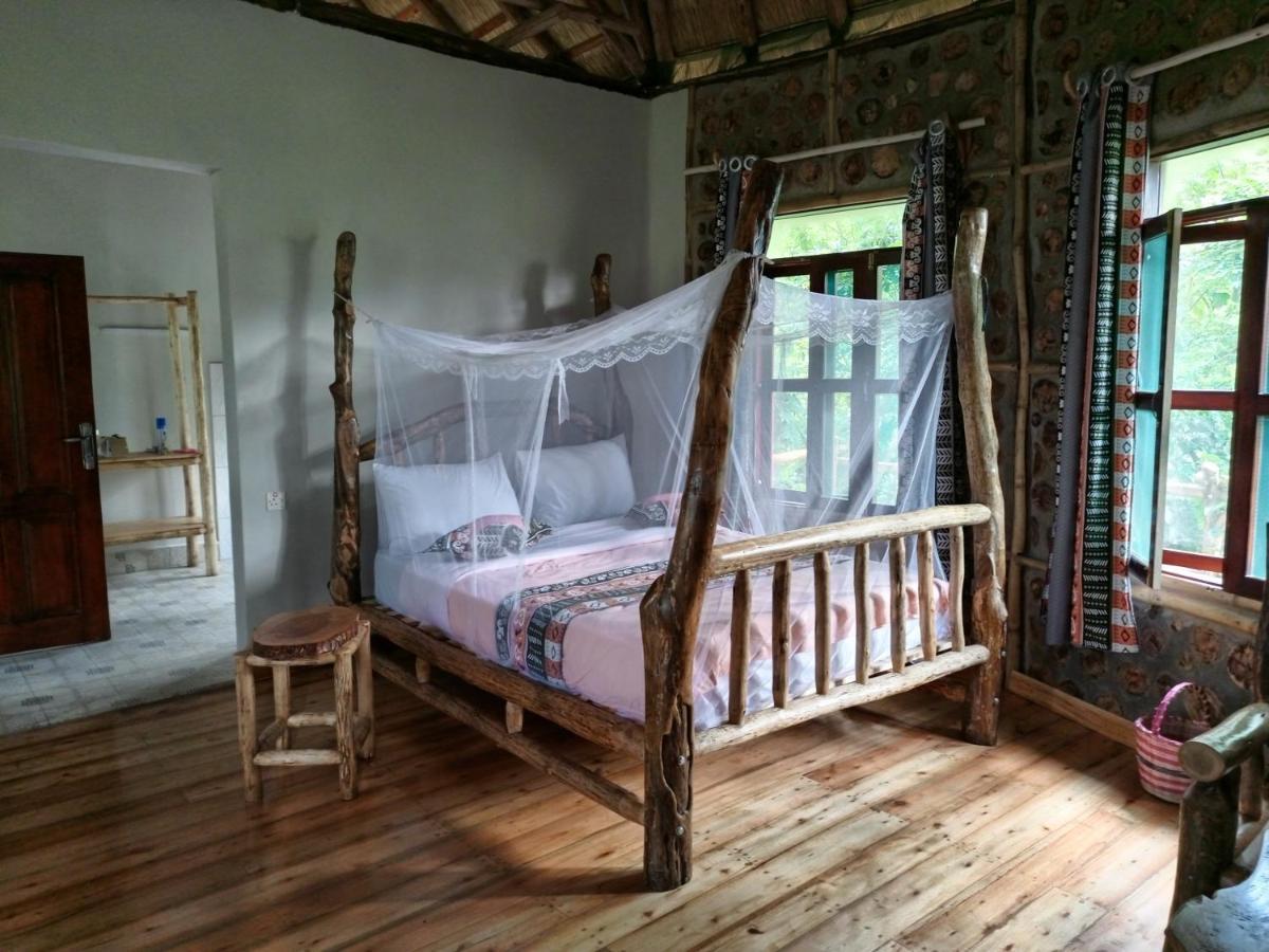 Chimpanzee Capital Safari Lodge Bigodi Exterior photo