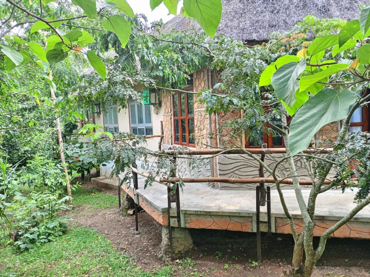 Chimpanzee Capital Safari Lodge Bigodi Exterior photo